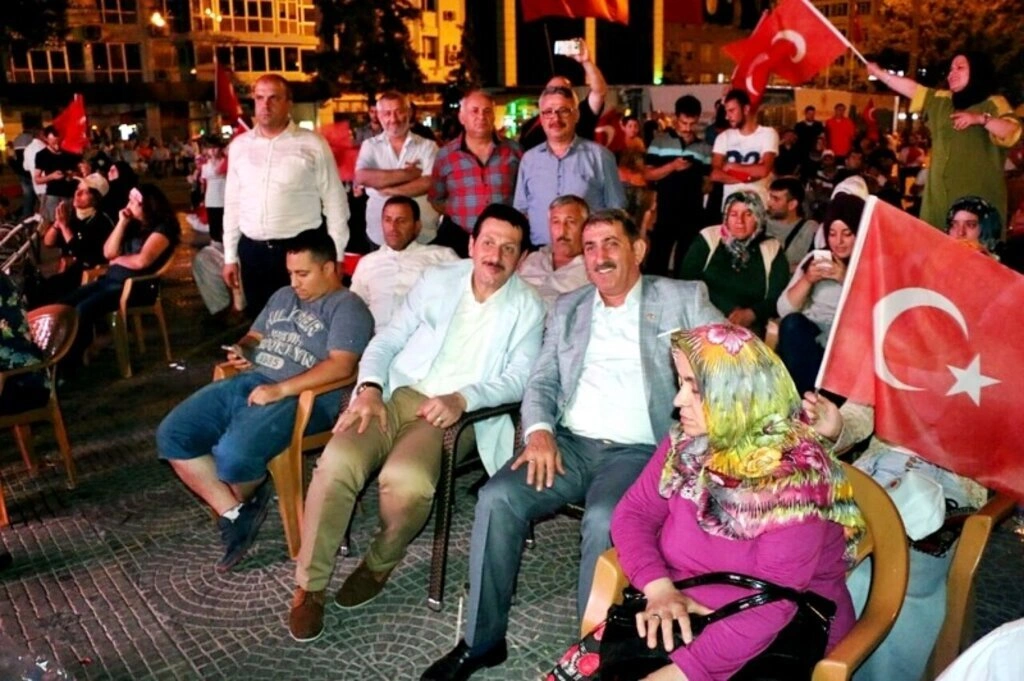 Milletvekili Köktaş demokrasi nöbeti resimleri