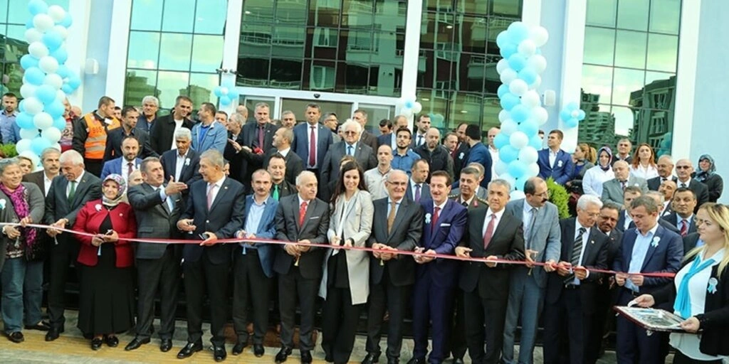 İlkadım Derebahçe Sosyal Tesisleri görkemli bir törenle açıldı