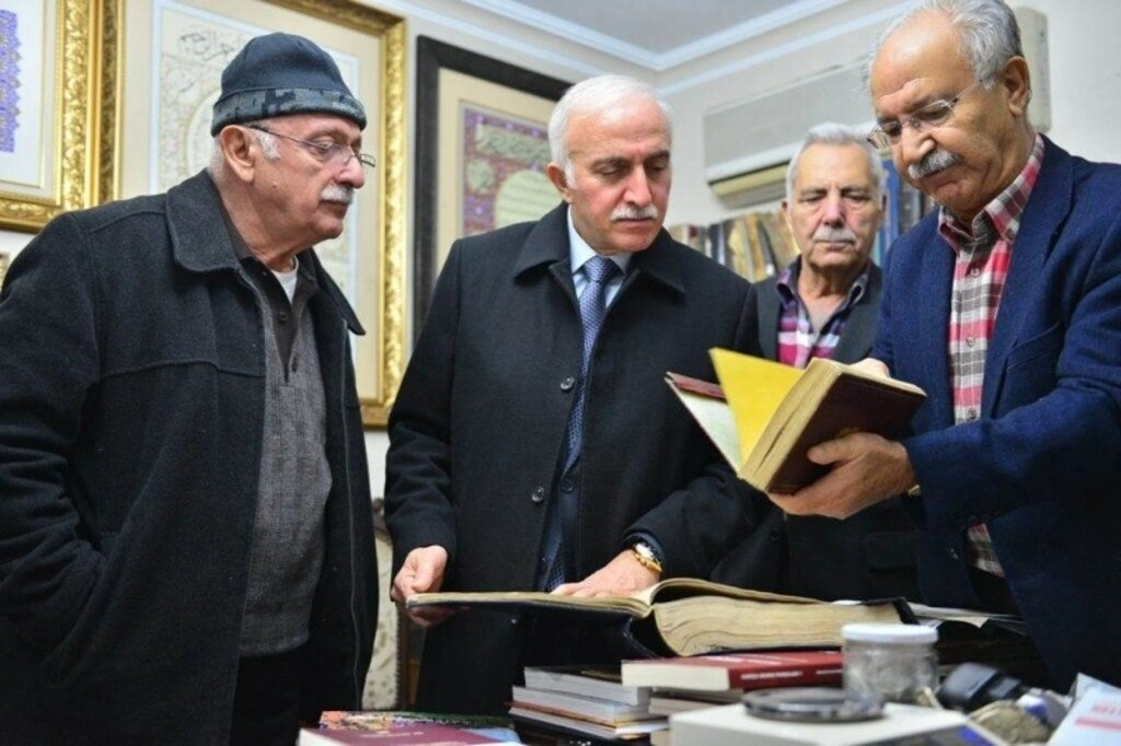 50 yıldır antika eşya topluyor