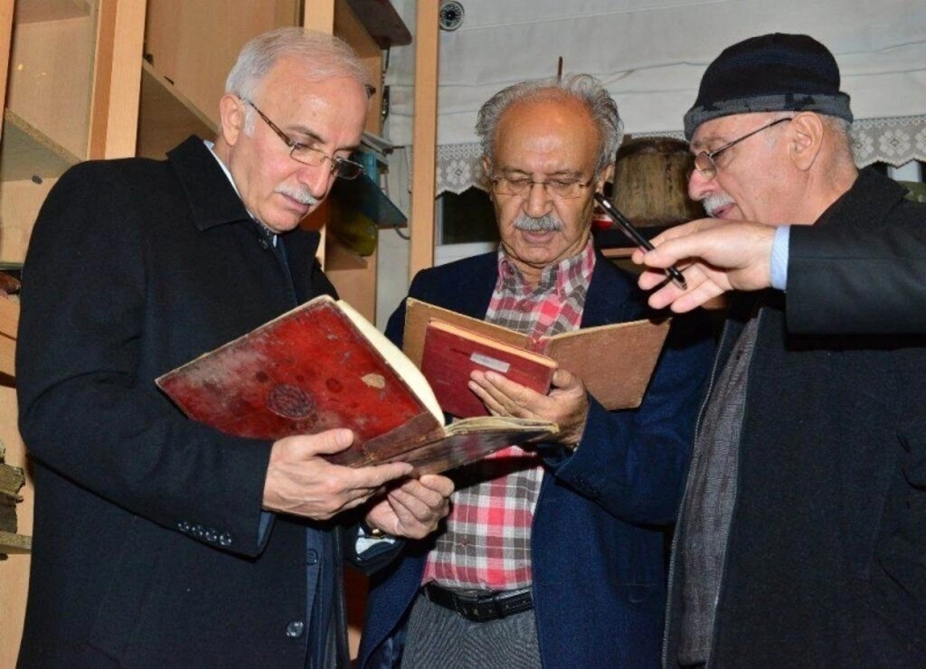 50 yıldır antika eşya topluyor