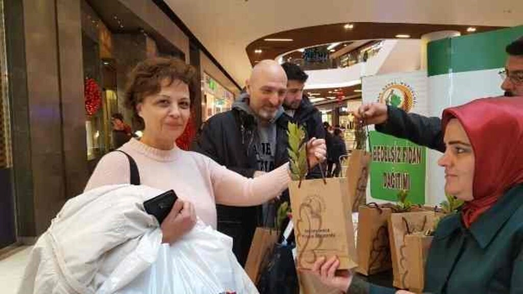 Samsun Orman Fidanlık Müdürlüğü Piazza AVM'de fidan dağıttı