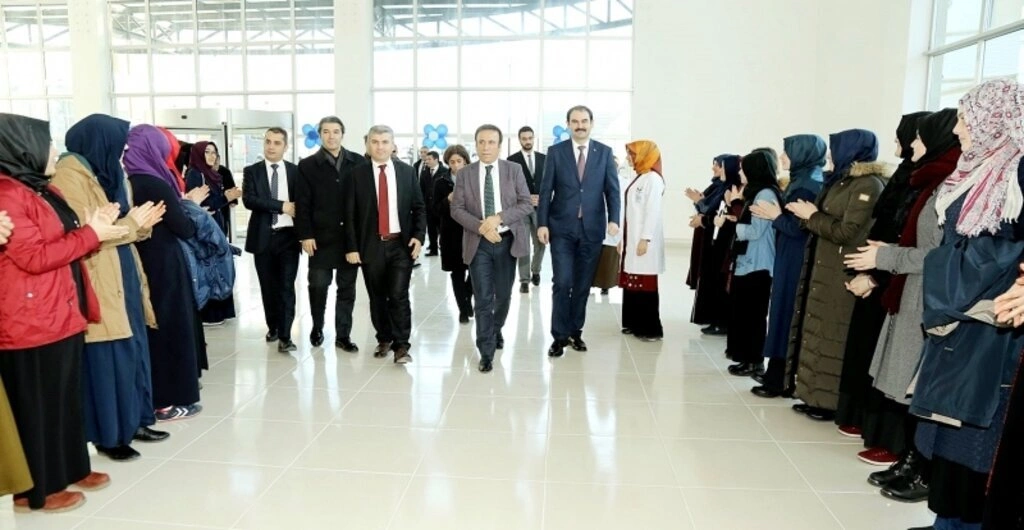 Canik Belediyesi Anadolu İmam-Hatip Lisesi'ne konferans salonu