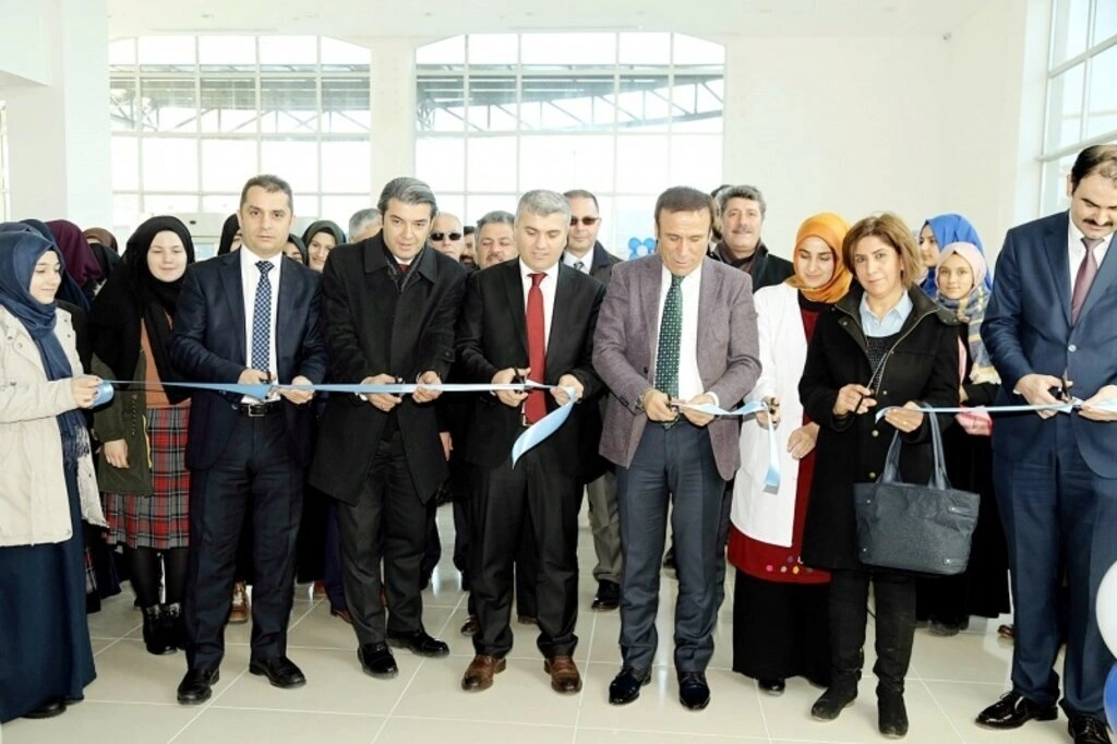 Canik Belediyesi Anadolu İmam-Hatip Lisesi'ne konferans salonu