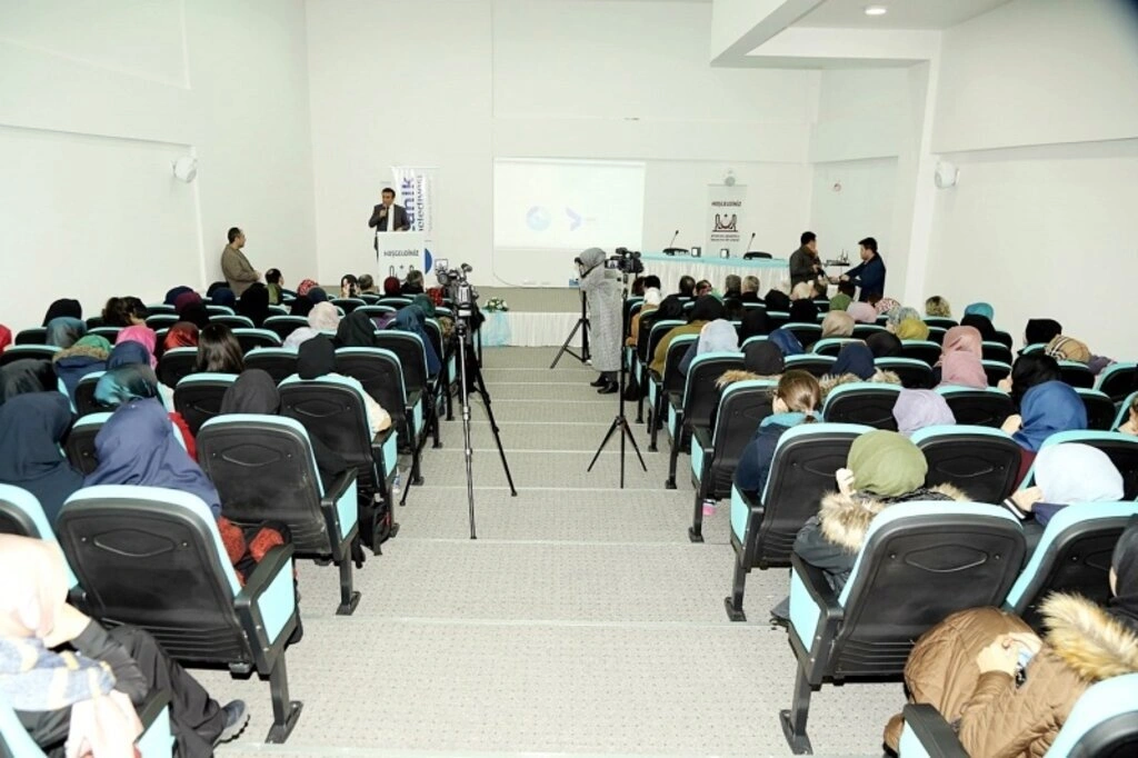 Canik Belediyesi Anadolu İmam-Hatip Lisesi'ne konferans salonu