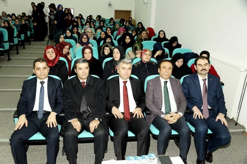 Canik Belediyesi Anadolu İmam-Hatip Lisesi'ne konferans salonu