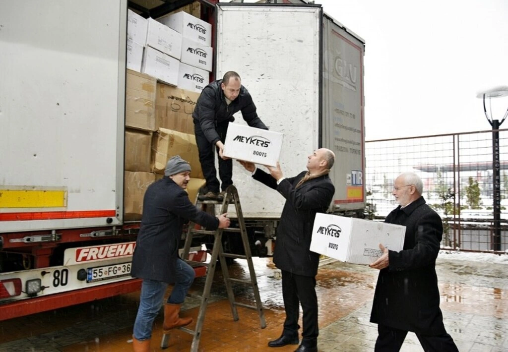 Tekkeköy yardım tırlarını dualarla uğurlandı