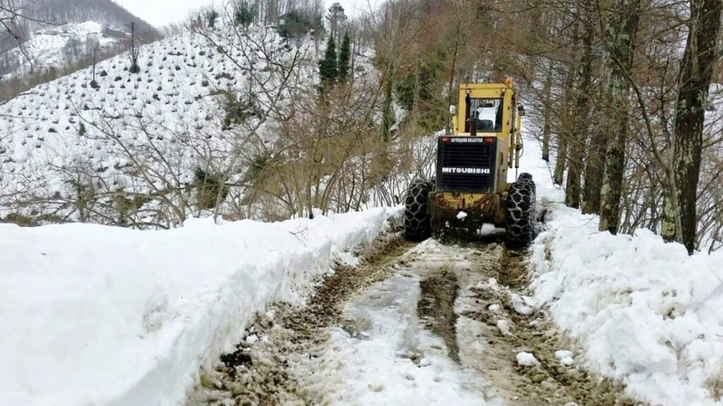 Asılsız ihbarlar ve zincirsiz araçlar, karla mücadeleyi aksatıyor