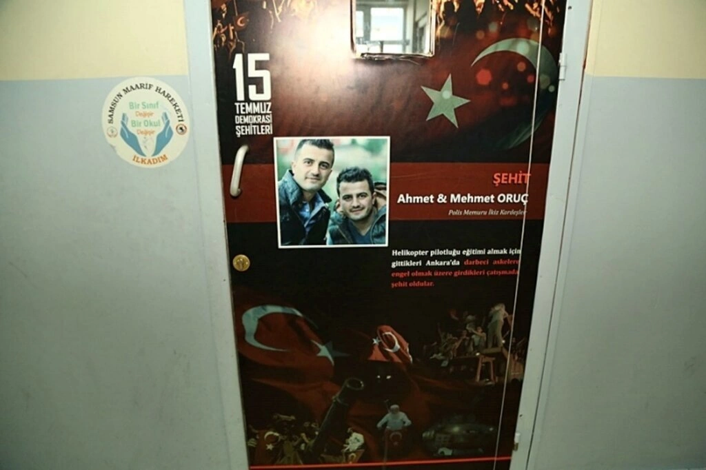İlkadım'daki sınıf kapıları Türk Bayrakları ve 15 Temmuz Kahramanları ile süslendi