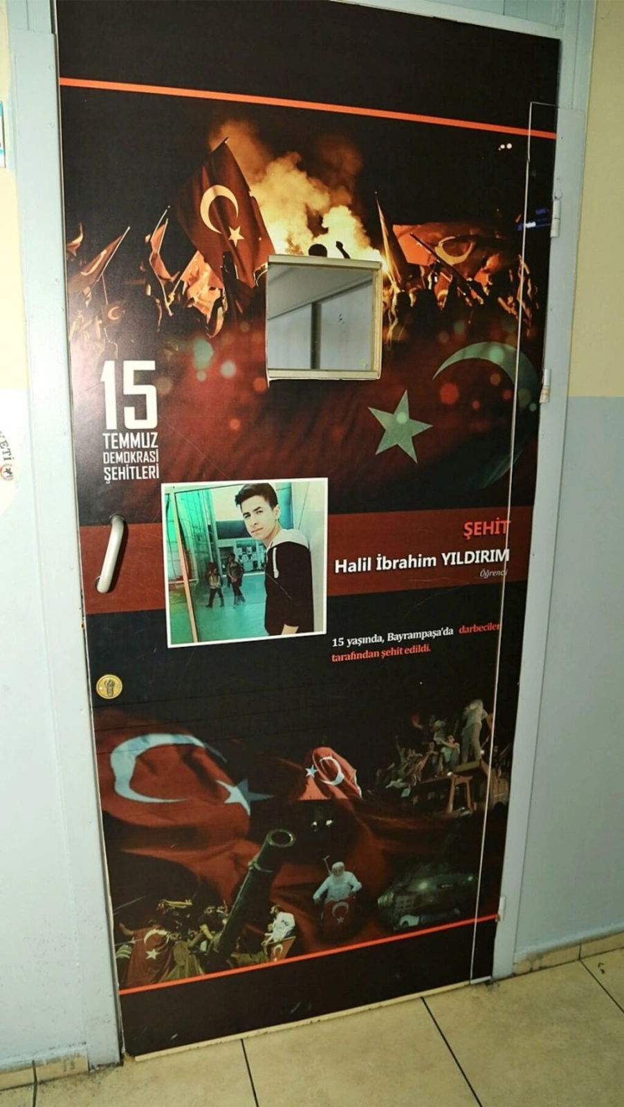 İlkadım'daki sınıf kapıları Türk Bayrakları ve 15 Temmuz Kahramanları ile süslendi