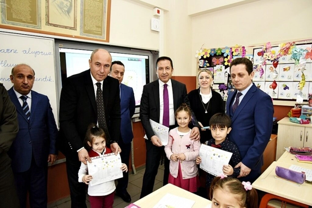 Başkan Hasan Togar öğrencilerin karne heyecanını paylaştı