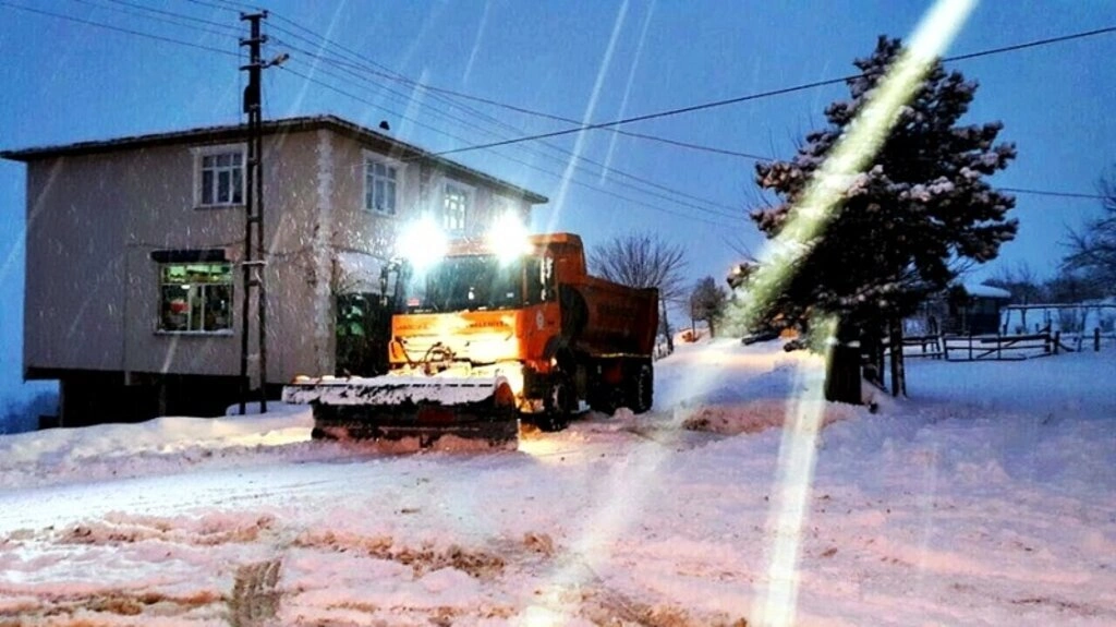 Samsun'da ekipler karla mücadele ediyor