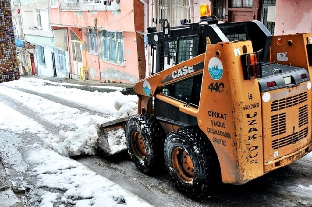 Samsun'da ekipler karla mücadele ediyor