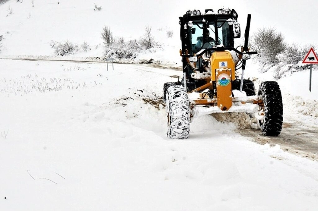 Samsun'da ekipler karla mücadele ediyor