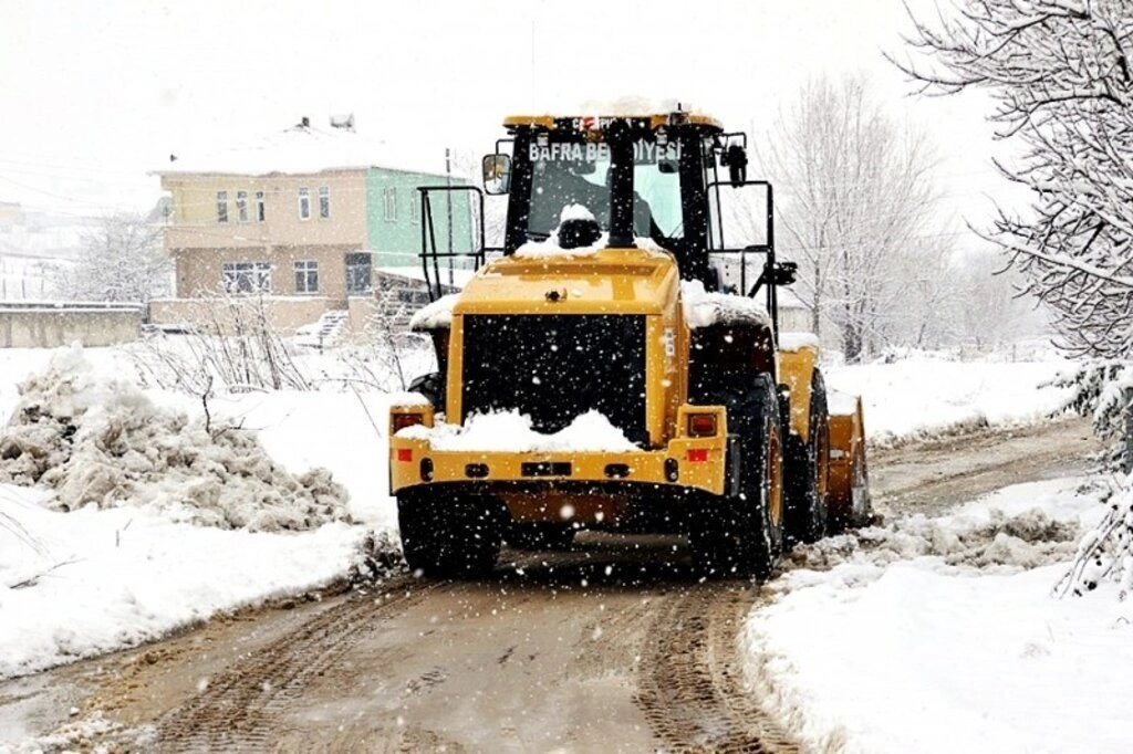 Samsun'da ekipler karla mücadele ediyor