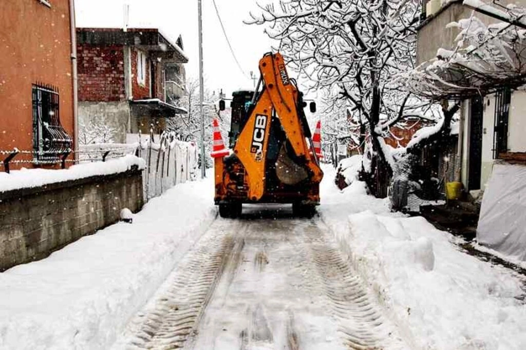 Samsun'da ekipler karla mücadele ediyor