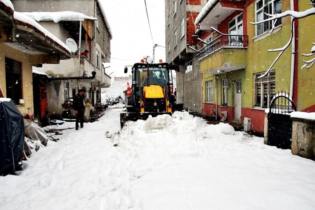 Samsun'da ekipler karla mücadele ediyor