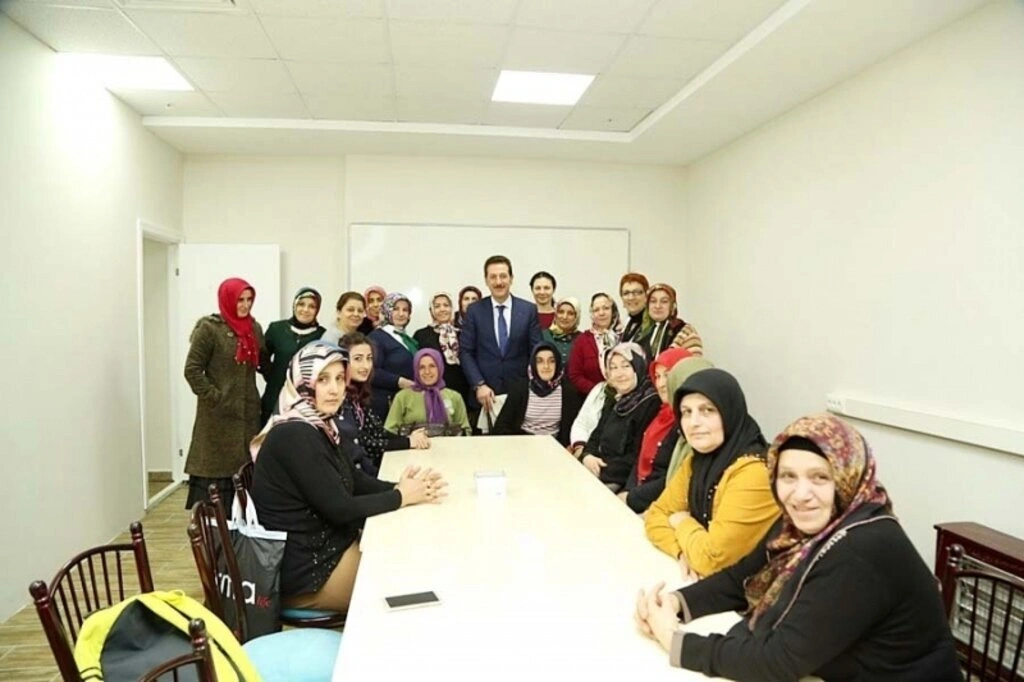 Başkan Tok, Derbahçe Sosyal Tesislerinde Bayan Kursiyerlerle bir araya geldi