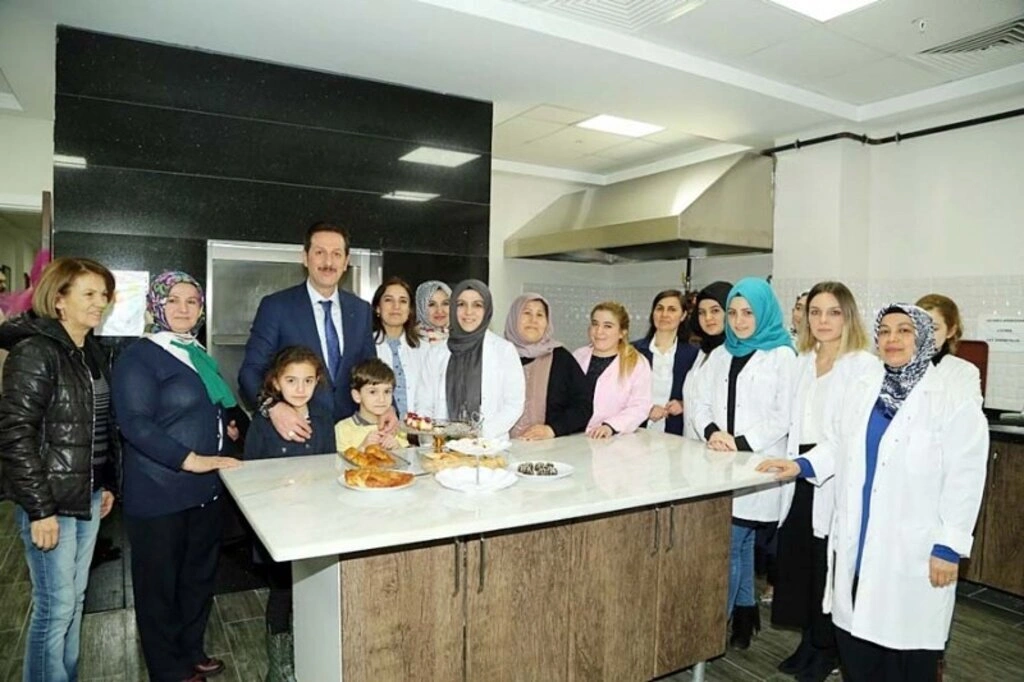 Başkan Tok, Derbahçe Sosyal Tesislerinde Bayan Kursiyerlerle bir araya geldi