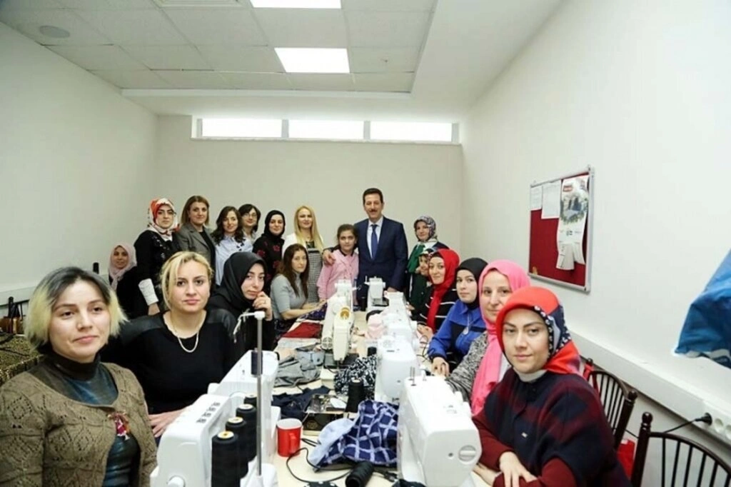 Başkan Tok, Derbahçe Sosyal Tesislerinde Bayan Kursiyerlerle bir araya geldi