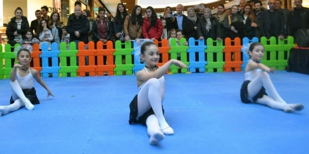 Minikler Gösterileriyle Piazza’ya Gelenleri Büyülüyor!