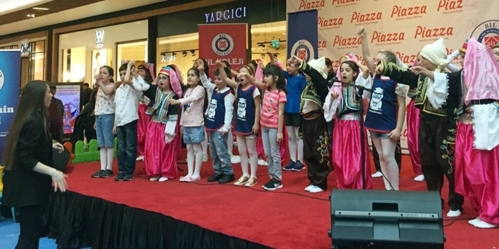 Minikler Gösterileriyle Piazza’ya Gelenleri Büyülüyor!