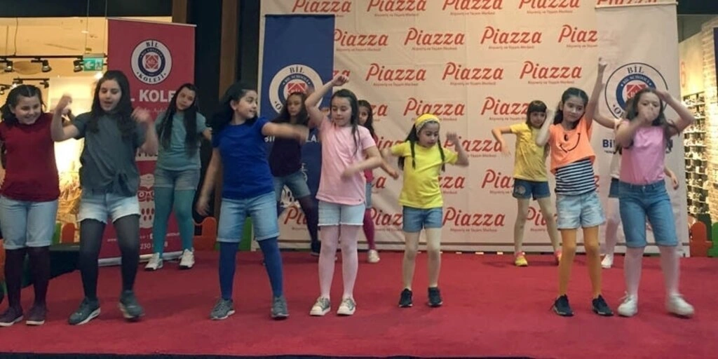Minikler Gösterileriyle Piazza’ya Gelenleri Büyülüyor!