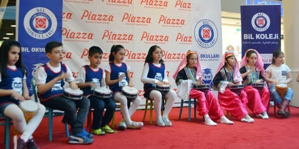 Minikler Gösterileriyle Piazza’ya Gelenleri Büyülüyor!