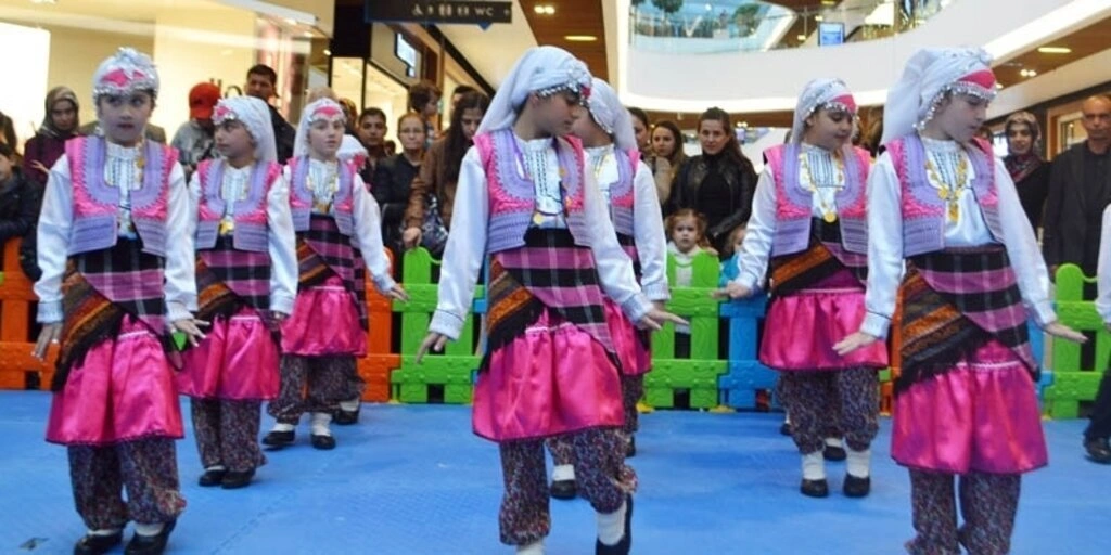 Minikler Gösterileriyle Piazza’ya Gelenleri Büyülüyor!
