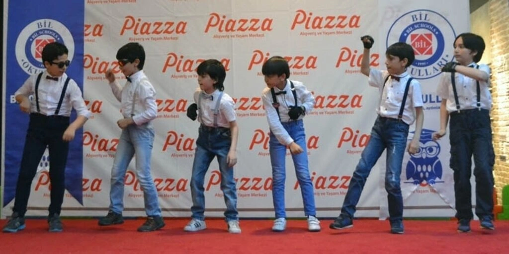 Minikler Gösterileriyle Piazza’ya Gelenleri Büyülüyor!