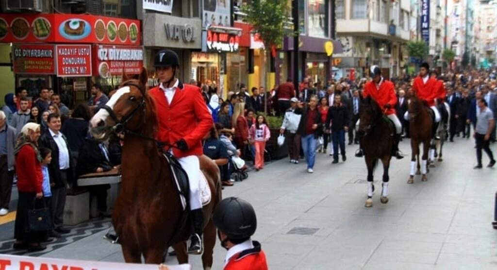 Çiftlik Caddesi üzerinde gerçekleşen Cumhuriyet Yürüyüşü Fotoğrafları