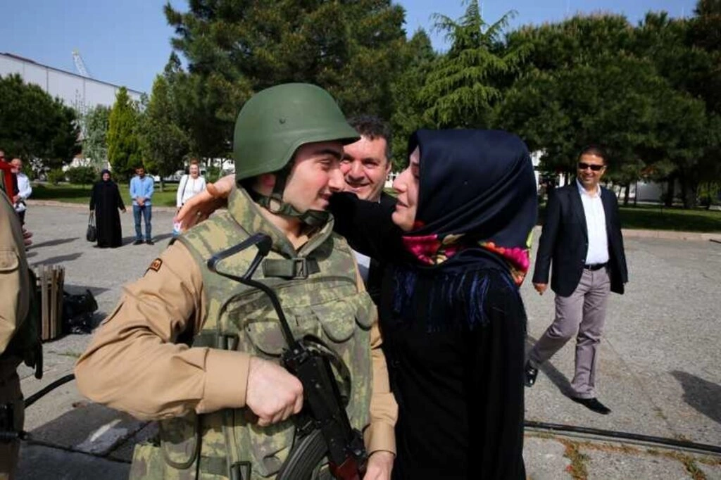 Mehmetçiğe Anneler Günü sürprizi