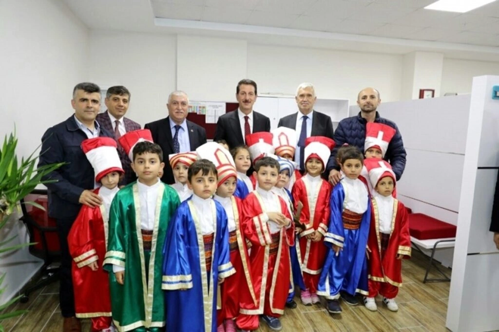 Derebahçe'de Görkemli Sergi Açılışı