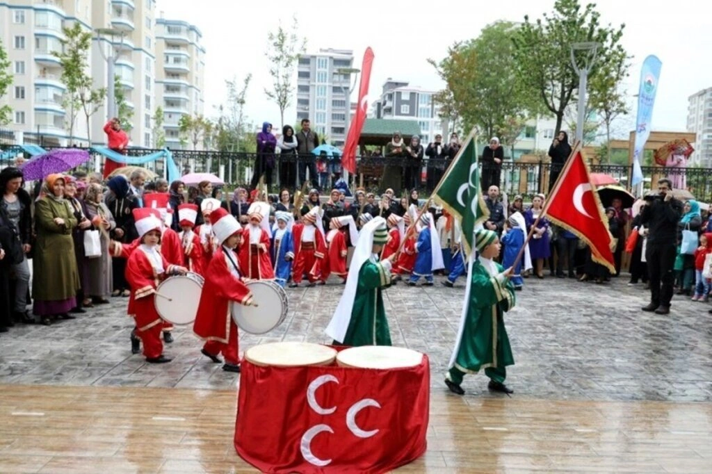 Derebahçe'de Görkemli Sergi Açılışı