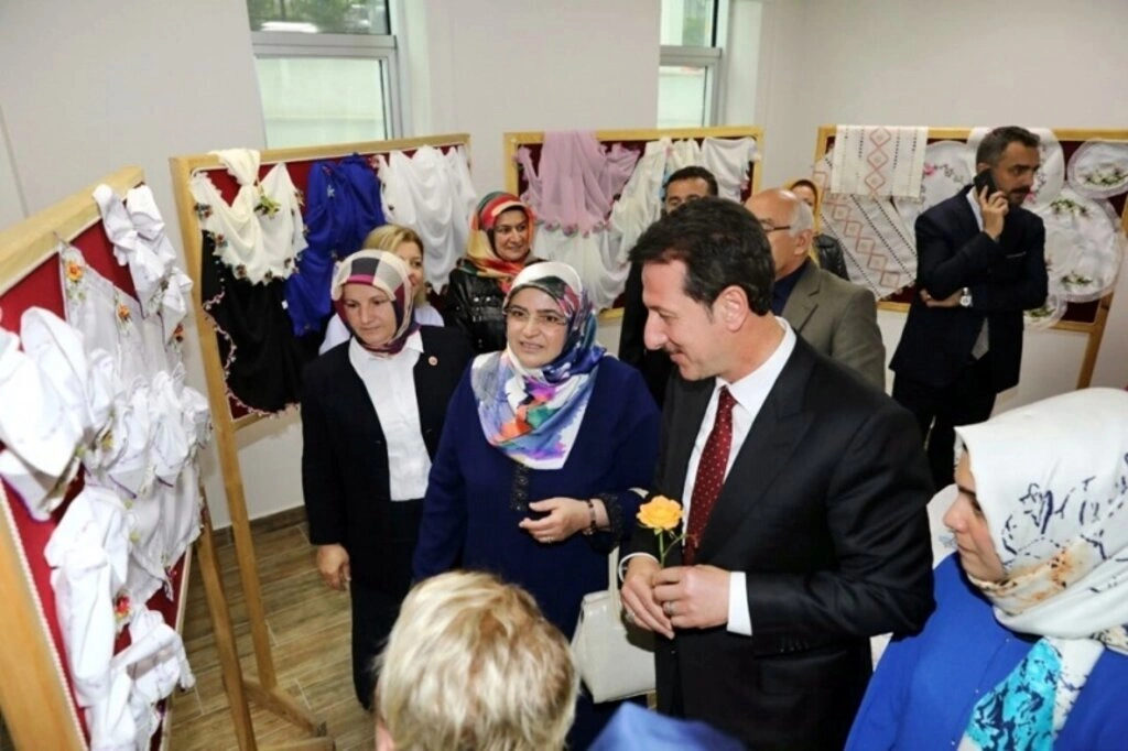 Derebahçe'de Görkemli Sergi Açılışı