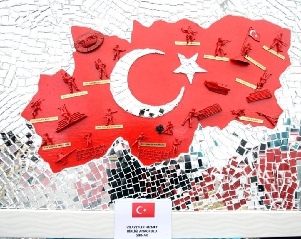Farklı materyal kullanarak yapılan Türk bayrağı tabloları sergileniyor