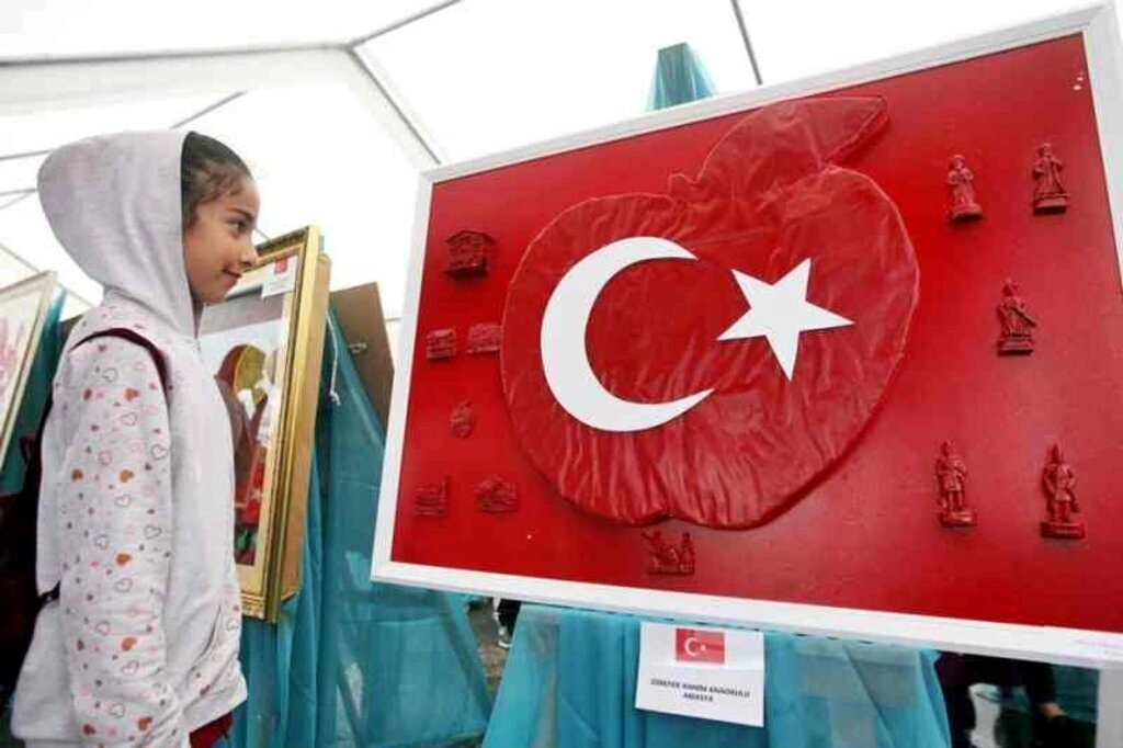 Farklı materyal kullanarak yapılan Türk bayrağı tabloları sergileniyor