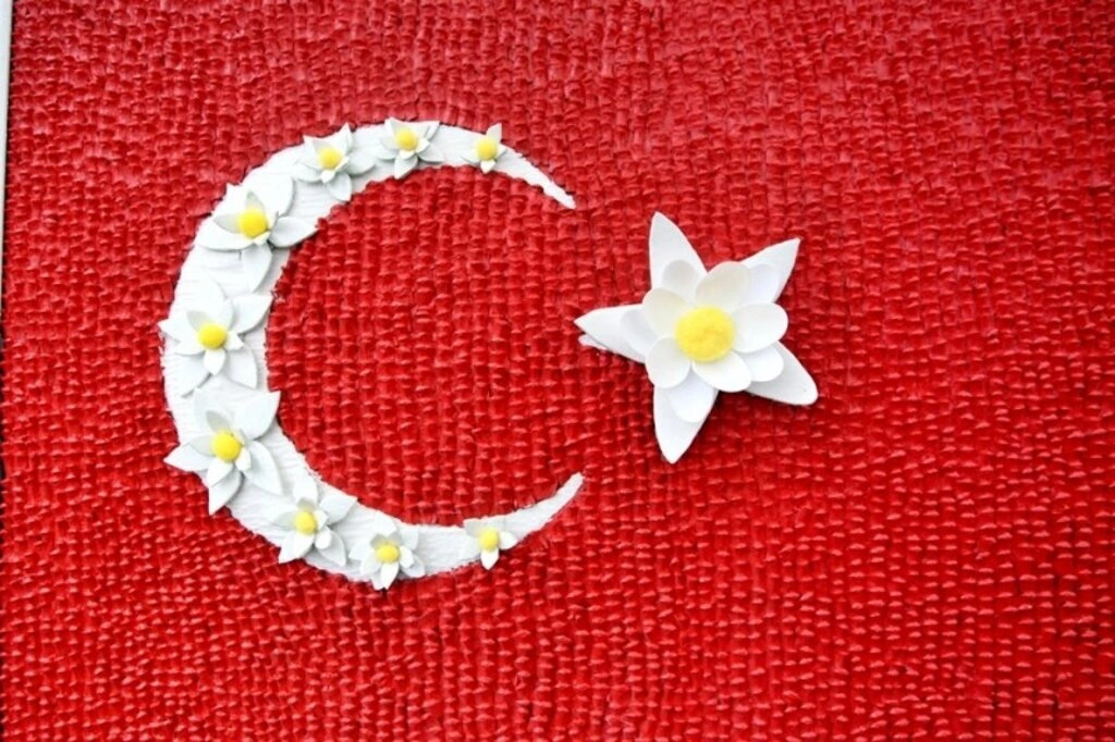Farklı materyal kullanarak yapılan Türk bayrağı tabloları sergileniyor
