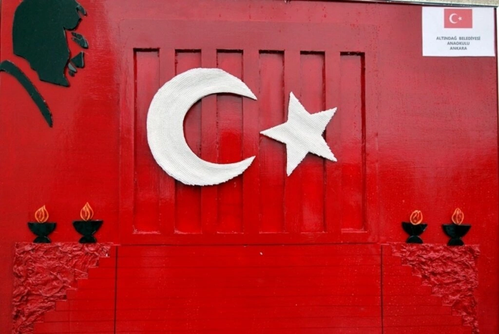 Farklı materyal kullanarak yapılan Türk bayrağı tabloları sergileniyor