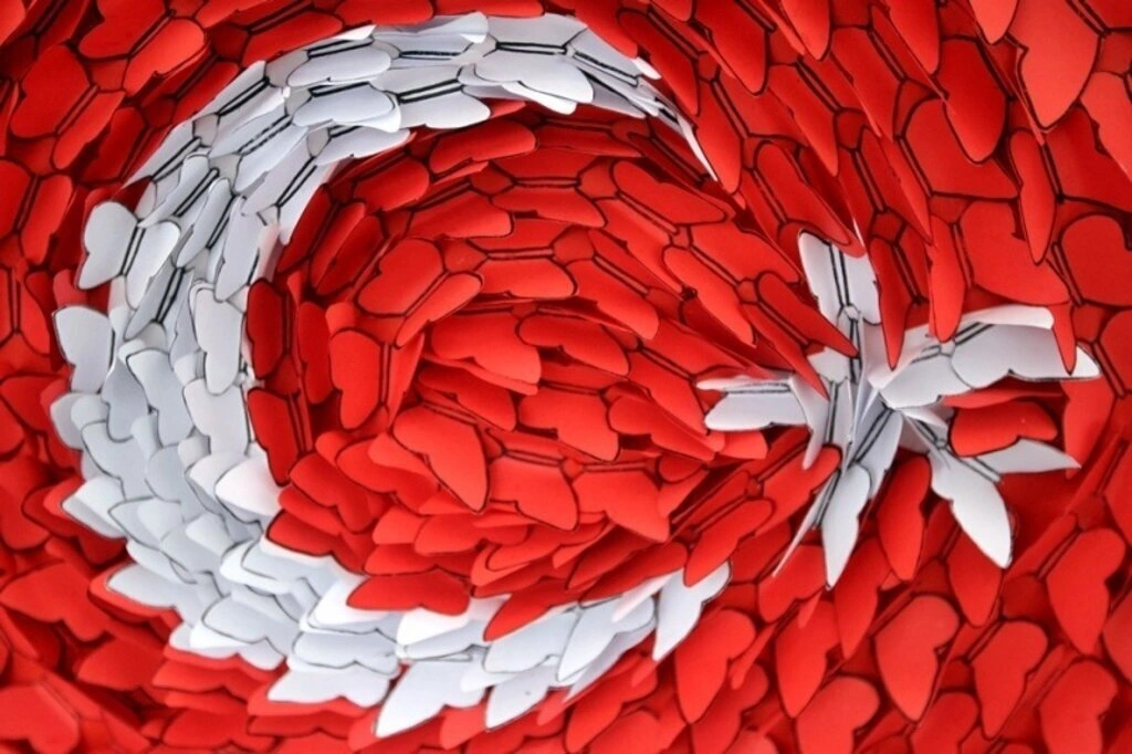 Farklı materyal kullanarak yapılan Türk bayrağı tabloları sergileniyor