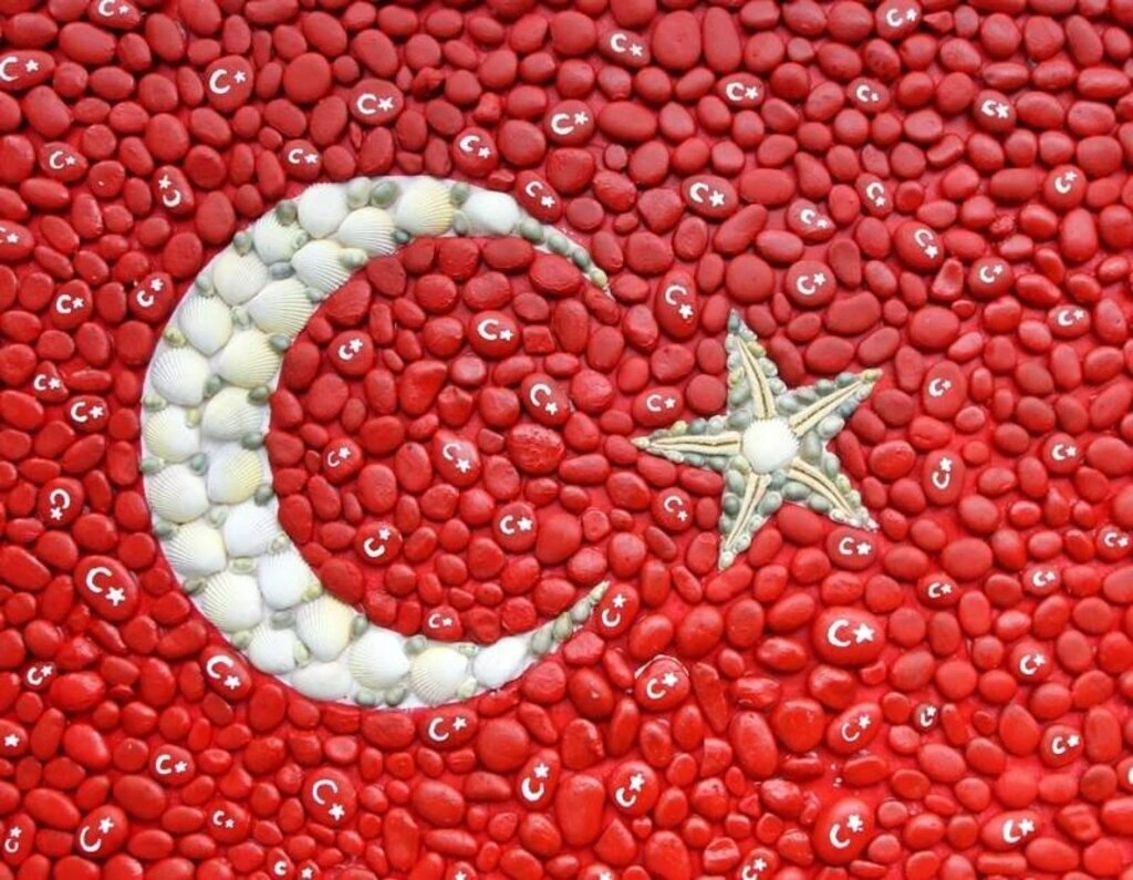 Farklı materyal kullanarak yapılan Türk bayrağı tabloları sergileniyor