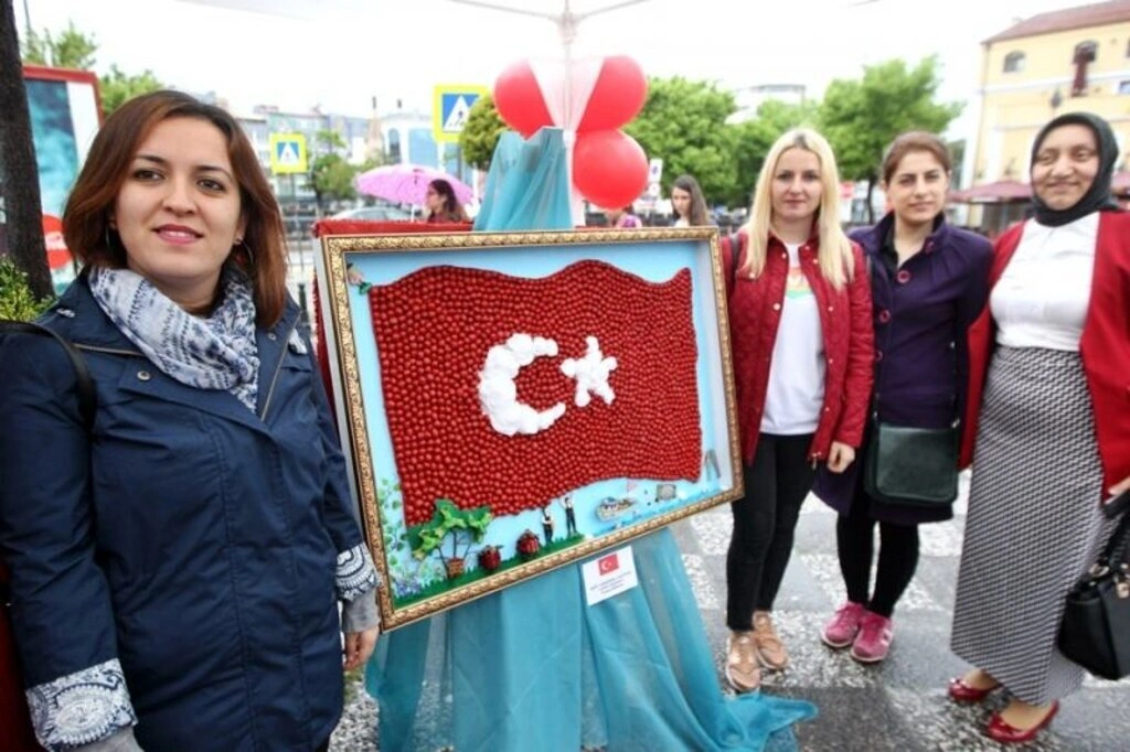 Farklı materyal kullanarak yapılan Türk bayrağı tabloları sergileniyor