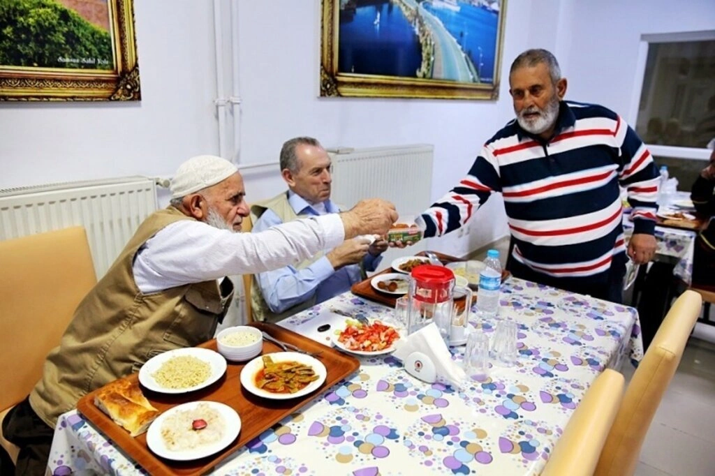 Huzurevinde eski ramazanları özlüyorlar