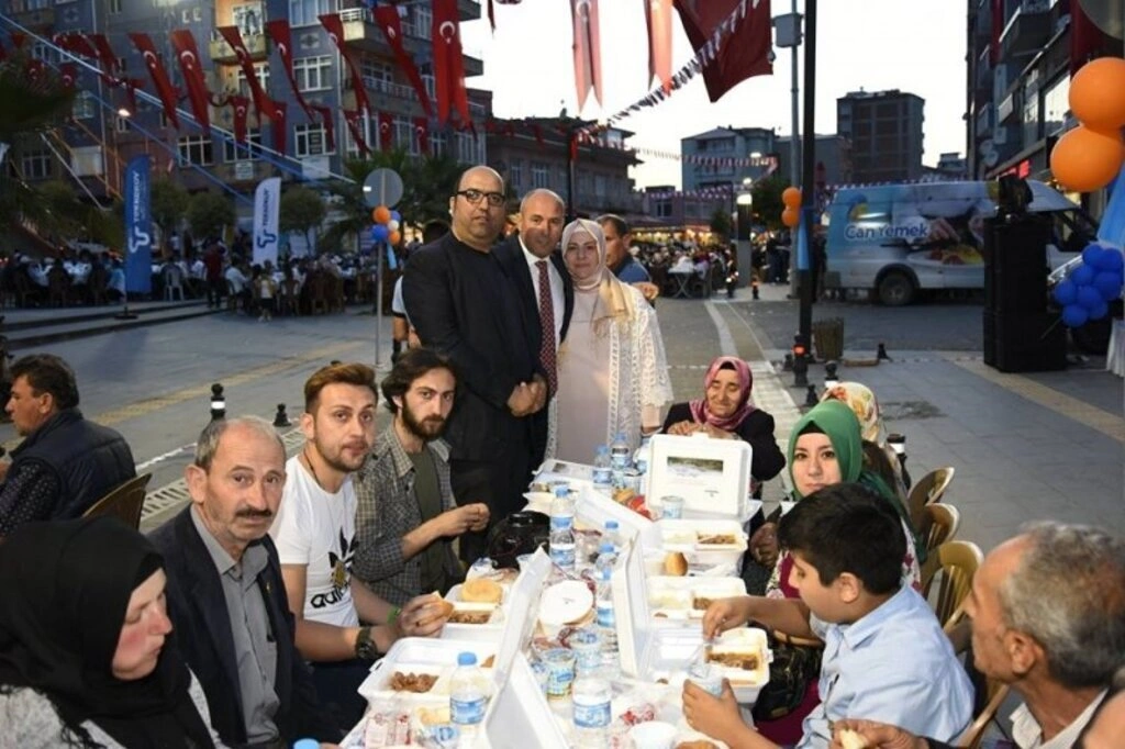 Tekkeköy de on binler aynı sofra da oruç açtı