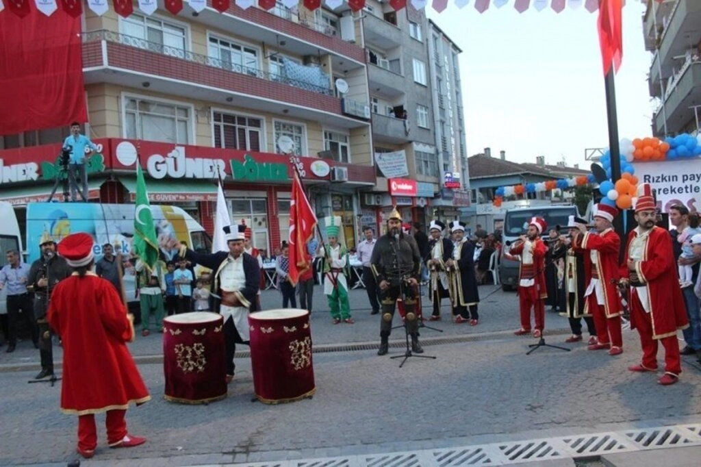 Tekkeköy de on binler aynı sofra da oruç açtı