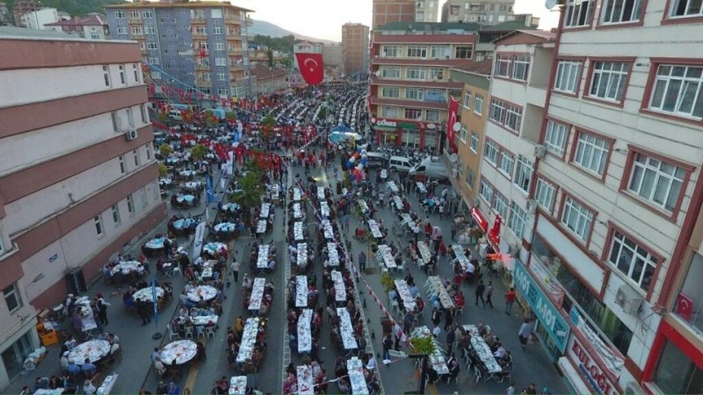 Tekkeköy de on binler aynı sofra da oruç açtı