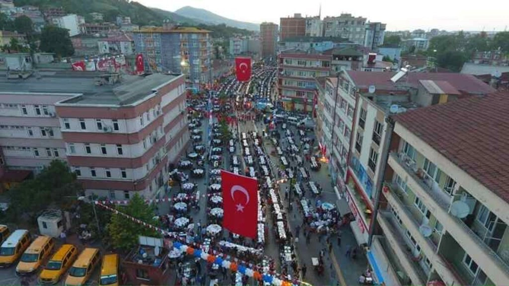 Tekkeköy de on binler aynı sofra da oruç açtı