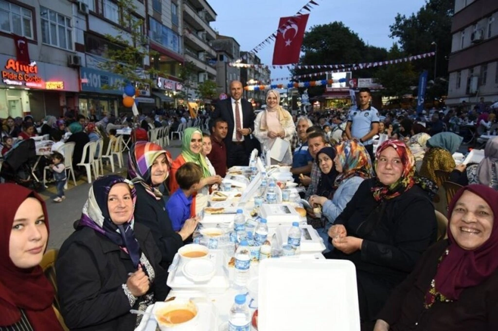 Tekkeköy de on binler aynı sofra da oruç açtı