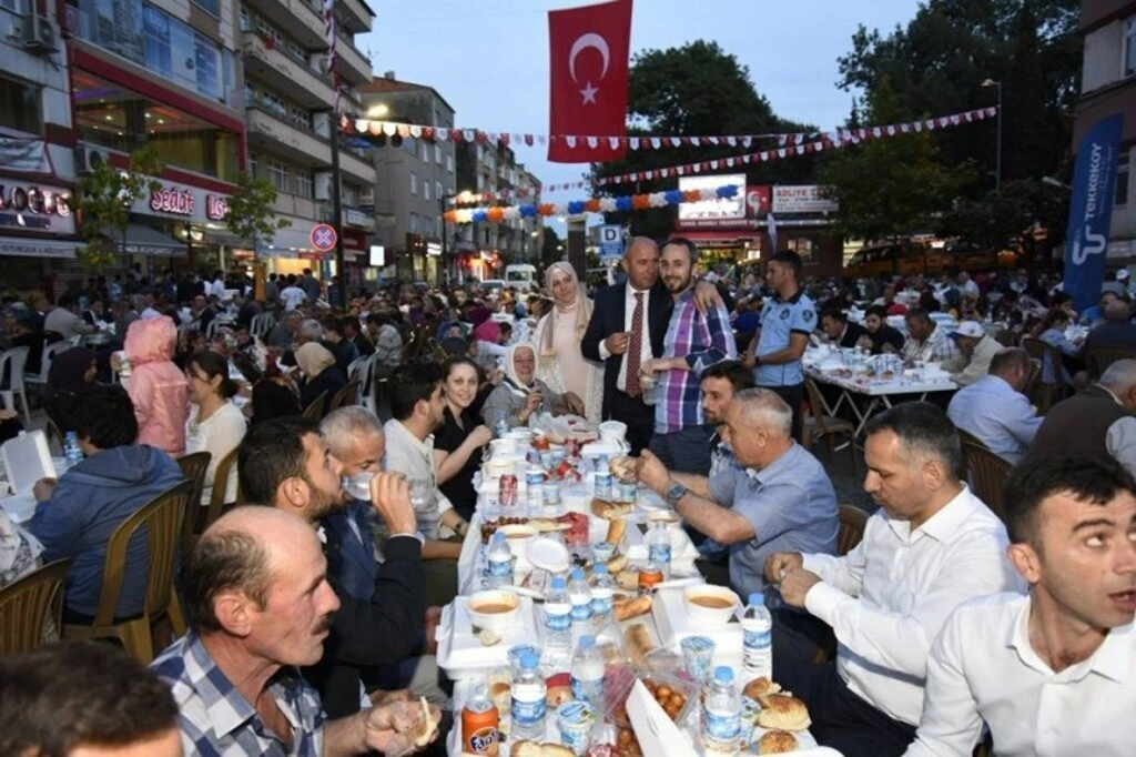Tekkeköy de on binler aynı sofra da oruç açtı