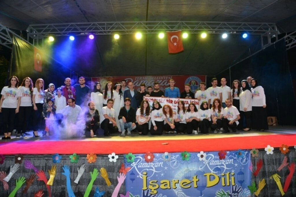 İşaret dili ile ilahi sundular