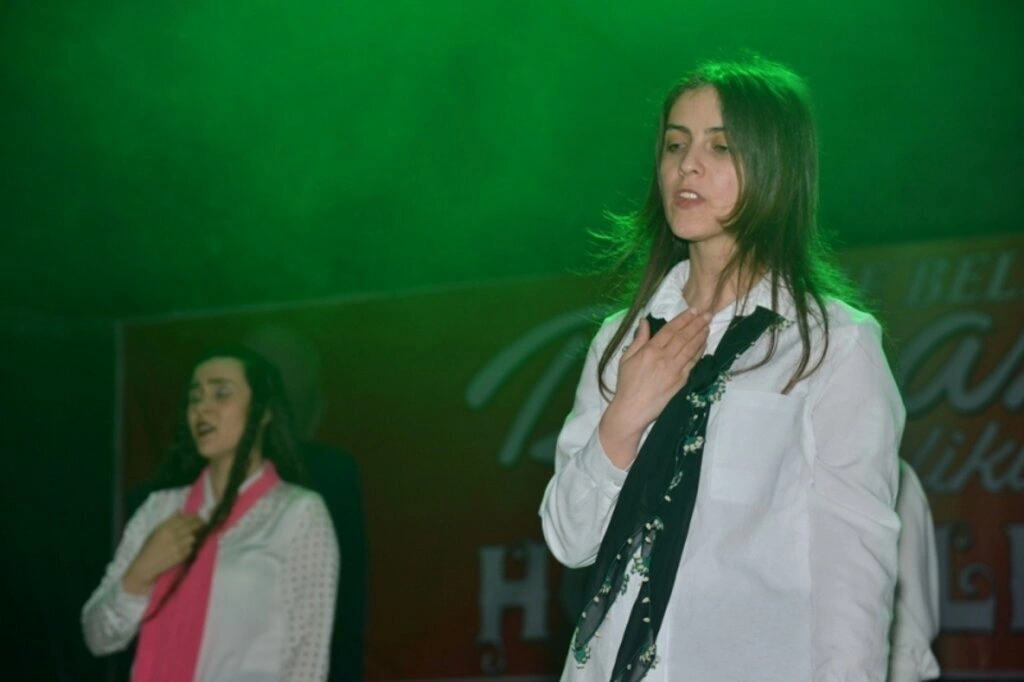 İşaret dili ile ilahi sundular